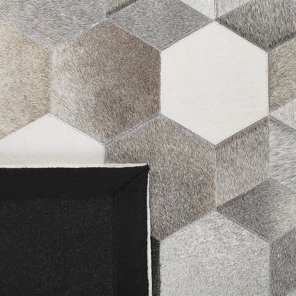 Koberec sivá biela béžová hovädzia koža 140 x 200 cm geometrický patchworkový vzor ručná výroba obdĺžnikový tvar moderný štýl obývačka spálňa