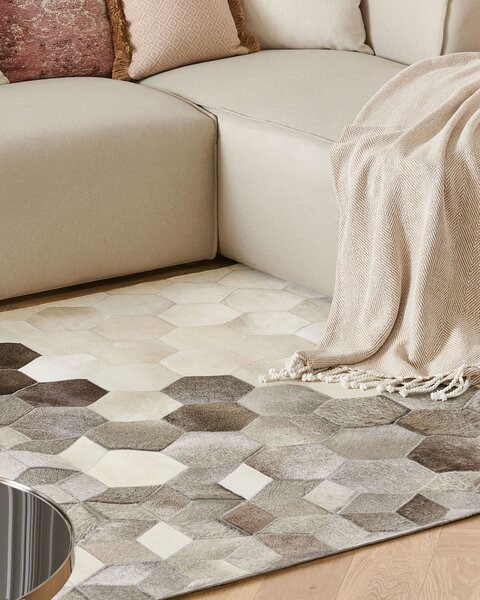 Koberec sivá biela béžová hovädzia koža 140 x 200 cm geometrický patchworkový vzor ručná výroba obdĺžnikový tvar moderný štýl obývačka spálňa