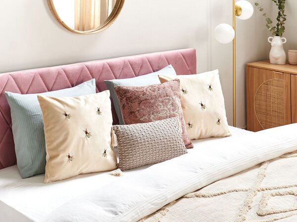 Sada 2 dekoratívnych vankúšov béžová so vzorom včiel 45 x 45 cm zamatové polyester moderný glamour štýl dekoračné doplnky