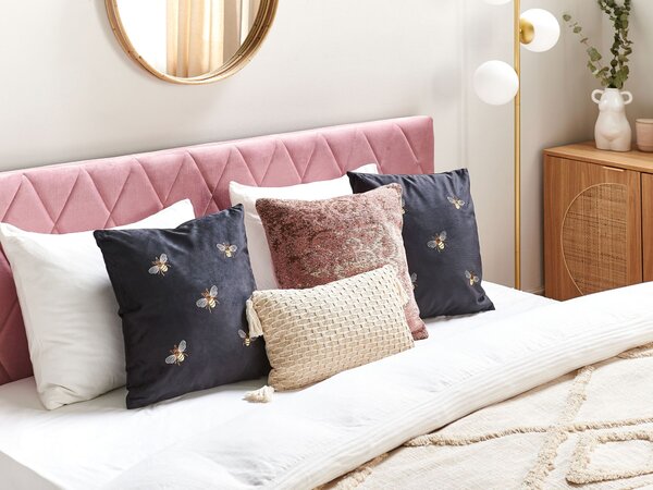 Sada 2 dekoratívnych vankúšov čierna so vzorom včiel 45 x 45 cm zamatové polyester moderný glamour štýl dekoračné doplnky