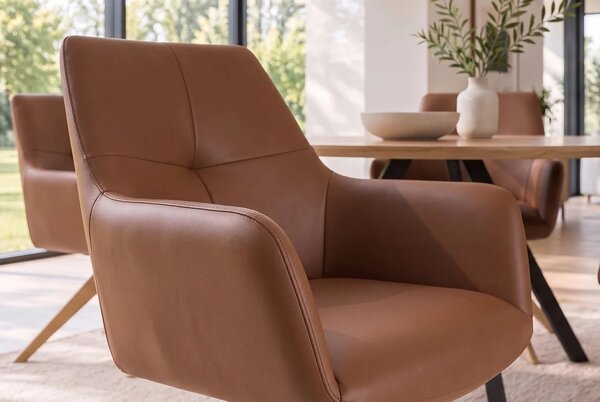 Luxusná kožená otočná jedálenská stolička Elton v koňakovej hnedej farbe s opierkami na ruky a masívnou dubovou podstavou 62 cm