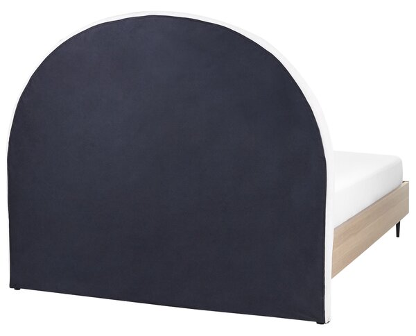 Posteľ biela svetlé drevo polyester 140 x 200 cm čalúnené čelo MDF rám kovové nohy lamelový rošt moderný štýl spálňa