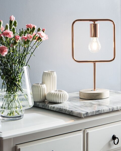 Stolná lampa kovová v medenej farbe stojan v betónovom vzhľade industriálna