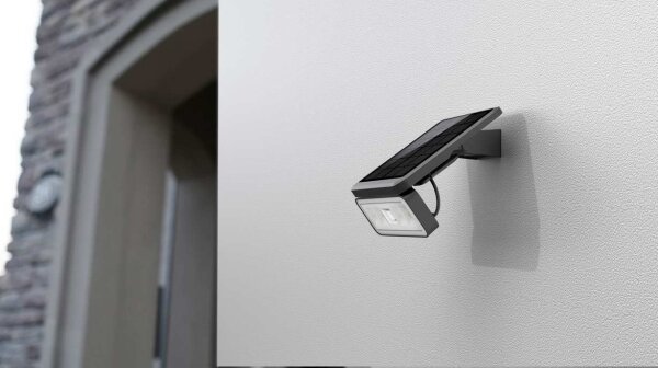 LED solárny reflektor so senzorom LED/8W/3,7V 2000 mAh IP54 čierny