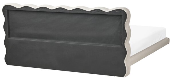 Posteľ béžová látkové čalúnenie prešívané čelo lamelový rošt 180 x 200 cm kovové nohy moderný štýl spálňa