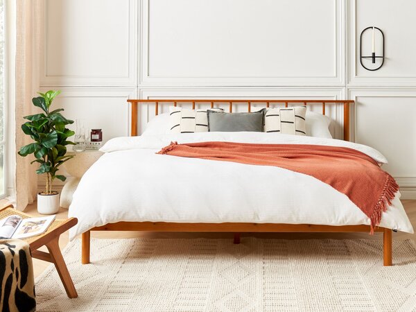 Posteľ svetlé borovicové drevo 180 x 200 cm dvojlôžko s lamelovým čelom a roštom minimalistický rustikálny štýl