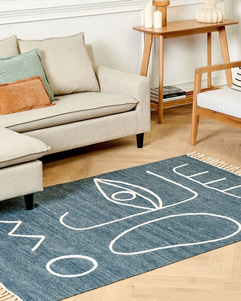 Koberec modrý polyester 140 x 200 cm ručne tkaný obdĺžnikový abstraktný vzor so strapcami boho do interiéru a exteriéru