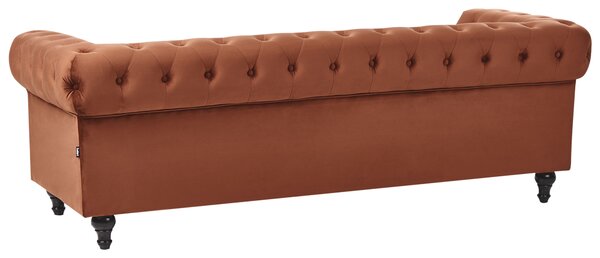 Pohovka chesterfield zlatohnedá zamatová čalúnená nízke prešívané operadlo tmavé drevené nohy 3-miestna moderná