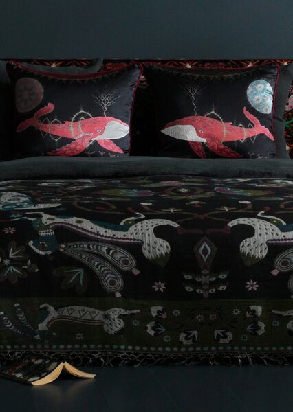 Obliečka na vankúš Cosmic Whale with Lilac Planet 60x60, čierno-ružová