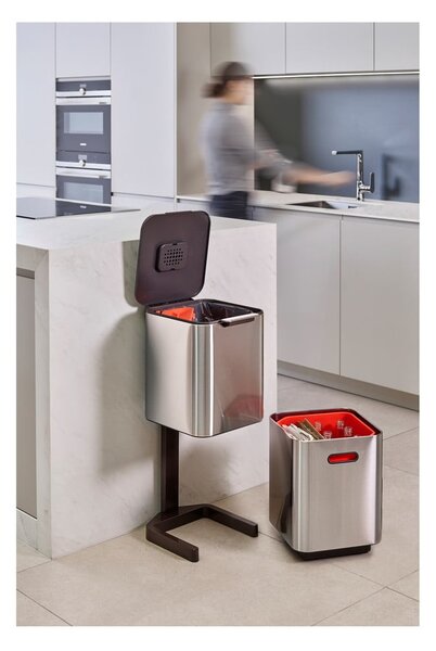 Oceľový odpadkový kôš na triedený odpad v striebornej farbe 40 l Totem Compact – Joseph Joseph