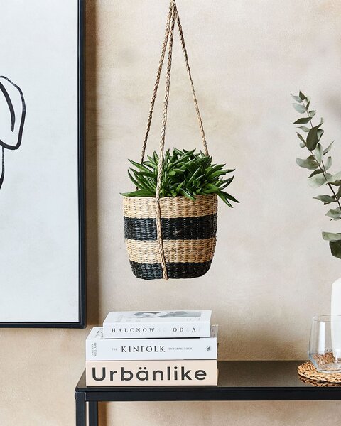 Závesný kvetináč prírodná a čierna z morskej trávy 64 cm doplnok do interiéru boho dizajn
