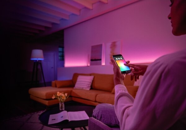 Základná sada Philips Hue WACA 2xE27/9W/230V 2000-6500K + zariadenie k prepojeniu