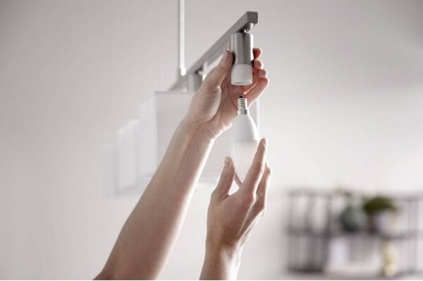 SADA 2x LED Stmievateľná žiarovka Philips Hue WHITE E14/5,5W/230V 2700K