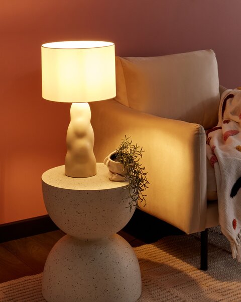 Stolová lampa béžový keramický podstavec 30 x 30 x 51 cm béžové látkové tienidlo nočné svetlo minimalistická spálňa obývačka