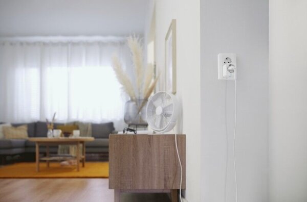 WiZ - Inteligentná zásuvka E 2300W + powermeter Wi-Fi
