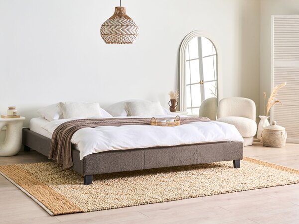 Posteľ čalúnená sivobéžová buklé 180 x 200 cm rám postele s roštom bez čela spálňa moderný minimalistický štýl