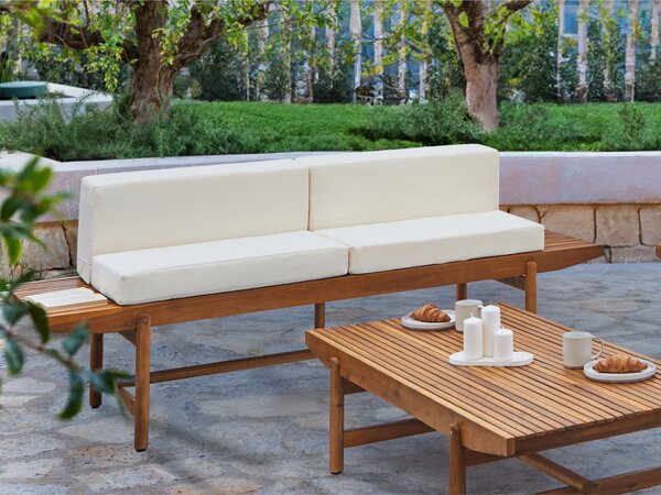 Záhradná lavica svetlé akáciové drevo 210 x 84 cm s vankúšmi krémová biela moderný rustikálny štýl exteriér terasa balkón