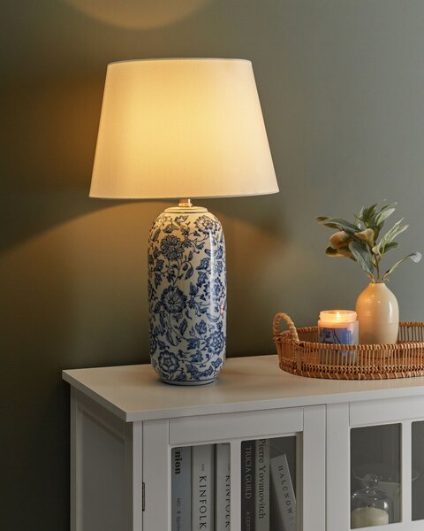 Stolná lampa biela a modrá porcelánový podstavec ľanové tienidlo kvetovaný vzor obývacia izba spálňa osvetlenie