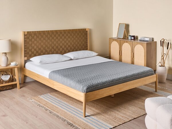 Posteľ svetlohnedá borovicové drevo 180 x 200 cm s čalúneným čelom a roštom moderný minimalistický štýl spálňa