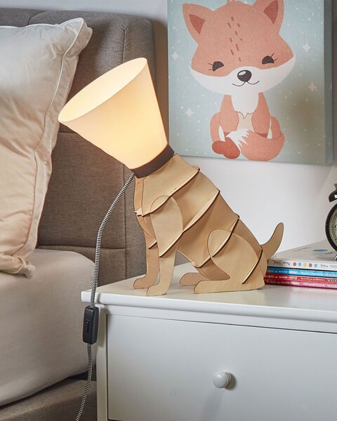 Stolná lampa zo svetlého dreva s bielou v tvare sediaceho psa s kužeľovým tienidlom