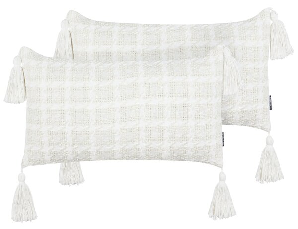 Sada 2 dekoratívnych vankúšov béžová tkanina 30 x 60 cm károvaný vzor obliečky so strapcami textil doplnky