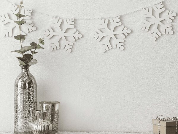 Vianočná drevená girlanda WHITE SNOWFLAKES 2 m, biela