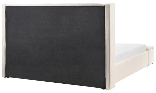 Posteľ krémová biela zamatové čalúnenie 180 x 200 cm s roštom a úložným priestorom vysoké čelo odkladacia lavica moderný štýl spálňa
