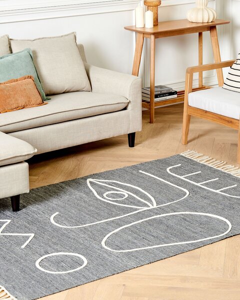 Koberec sivý polyester 140 x 200 cm ručne tkaný obdĺžnikový abstraktný vzor so strapcami boho do interiéru a exteriéru