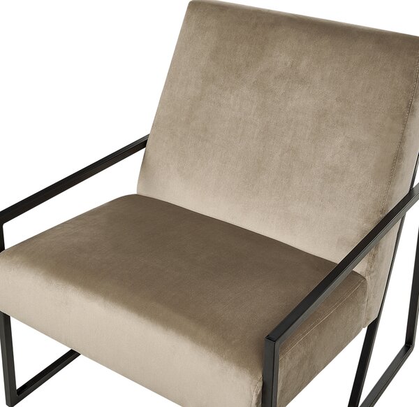Kreslo sivobéžové zamatové čalúnené čierny kovový rám moderná elegantná obývacia izba