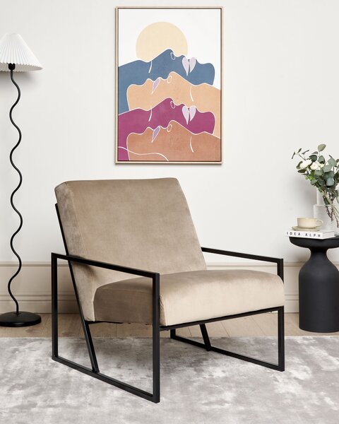 Kreslo sivobéžové zamatové čalúnené čierny kovový rám moderná elegantná obývacia izba