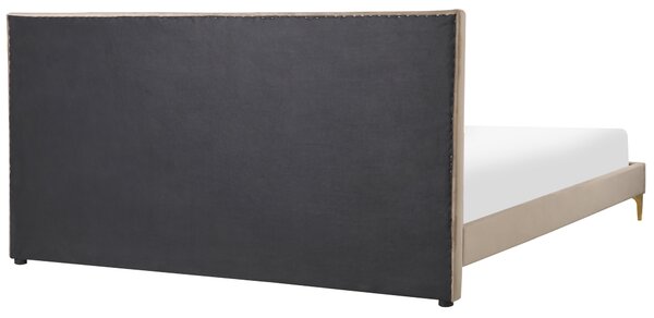 Rám postele 180 x 200 cm sivobéžové zamatové čalúnenie s čelom zlaté nohy spálňa moderný glamour štýl