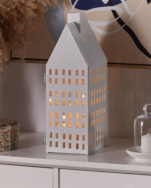 Lampáš biely kovový 40 cm svietnik v tvare domčeka klasický minimalistický dizajn dekoratívny doplnok