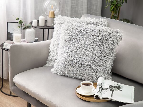 Sada 2 dekoratívnych vankúšov sivý polyester 45 x 45 cm umelá kožušina mäkká výplň moderný štýl
