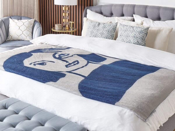 Deka béžová a modrá polyester a akryl 130 x 170 cm dekoratívna prikrývka s motívom ženy