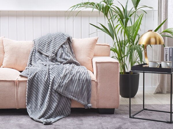 Deka sivá polyester 150 x 200 cm rebrovaná štruktúra s brmbolcami prikrývka na posteľ