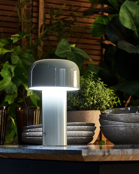 Stolná lampa sivá železo s dotykovým vypínačom nabíjanie cez USB kábel bezdrôtová moderný štýl interiér exteriér