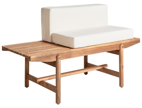 Záhradná lavica svetlé akáciové drevo 135 x 84 cm s vankúšmi krémová biela moderný rustikálny štýl exteriér terasa balkón
