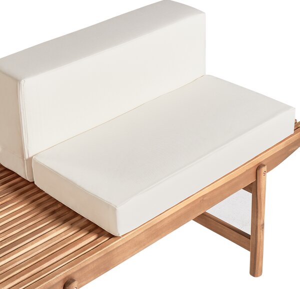 Záhradná lavica svetlé akáciové drevo 135 x 84 cm s vankúšmi krémová biela moderný rustikálny štýl exteriér terasa balkón