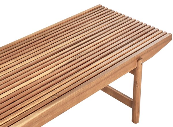 Záhradná lavica svetlé akáciové drevo 135 x 84 cm s vankúšmi krémová biela moderný rustikálny štýl exteriér terasa balkón