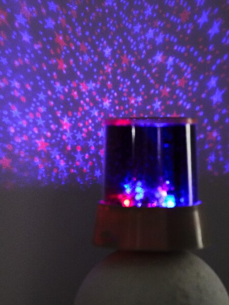 Sinsay - Rotačný LED RGB projektor hviezd - béžová