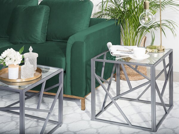 Odkladací stolík strieborný kovový rám sklenená vrchná doska 50 x 50 x 50 cm tvar kocky geometrický dizajn glamour štýl obývačka