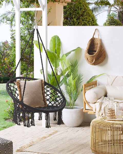 Závesné kreslo čierne bavlnené makramé hojdacia stolička so strapcami boho dizajn