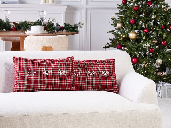 Sada 2 dekoratívnych vankúšov červená polyester tartanový kockovaný vzor vianočný nápis 30 x 50 cm obdĺžnikový tvar dekorácie doplnky