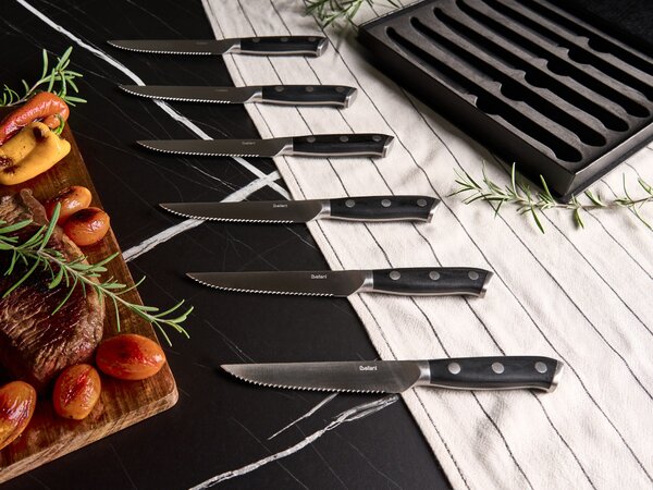 Sada 6 steakových nožov čierna nerezová oceľ s elegantnou krabičkou nože na mäso zúbkované čepele tradičný dizajn doplnky kuchyňa
