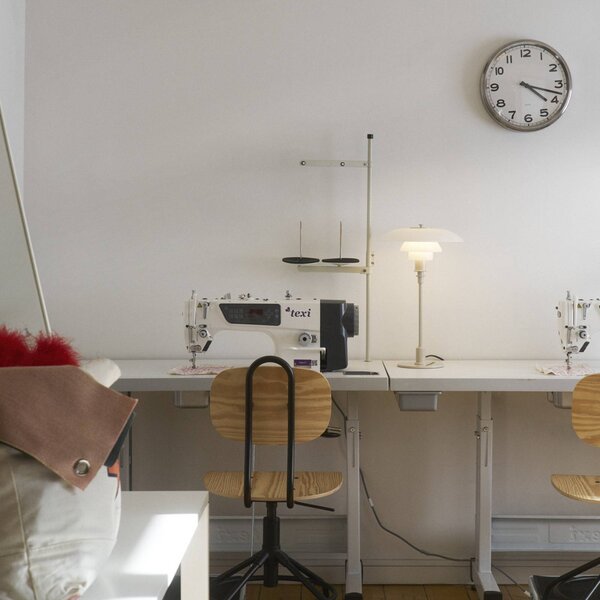 Louis Poulsen Stolová lampa PH 3/2, lesklá béžová, Ø 28 cm, Krémová / jantárovo žltá, Obývacia izba / jedáleň, Mosadz, Dizajn, Stojacie svietidlo