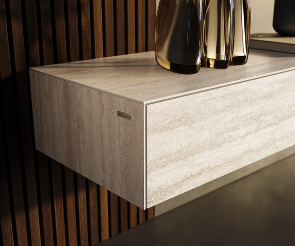 DELIFE TV stolík Cuor 200 cm keramika Laminam® Travertino Bianco krémovo biela 1 výklopné dvierka 1 zásuvka závesné