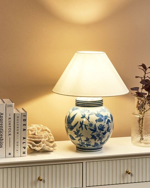 Stolná lampa biela modrá porcelánový podstavec ľanové tienidlo kvetinový vzor osvetlenie obývacia izba spálňa