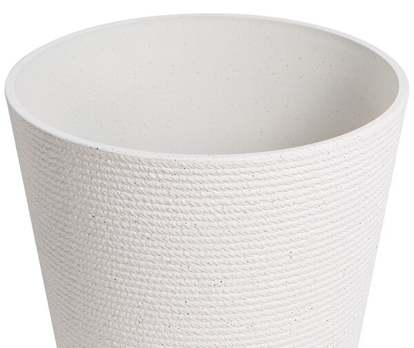 Sada 2 záhradných kvetináčov biela syntetický materiál vonkajšie kvetináče drážkovaný efekt terasa balkón