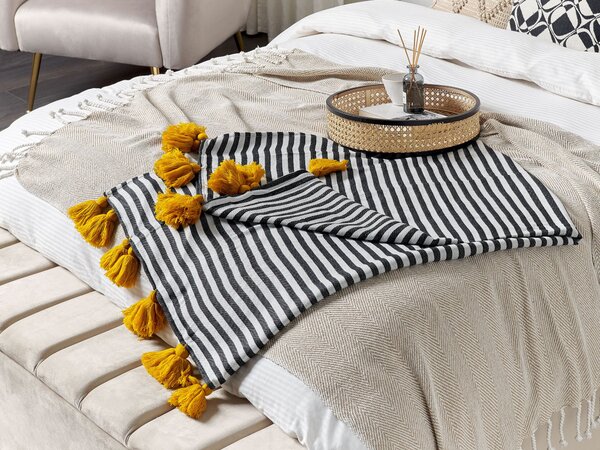 Deka čierna oranžová biela polyester akryl 130 x 170 cm obdĺžnikový tvar pásikavý vzor prikrývka so strapcami boho štýl doplnky