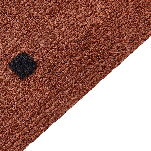 Všívaný koberec hnedý bavlnený 140 x 200 cm obdĺžnikový s čiernymi bodkami a strapcami